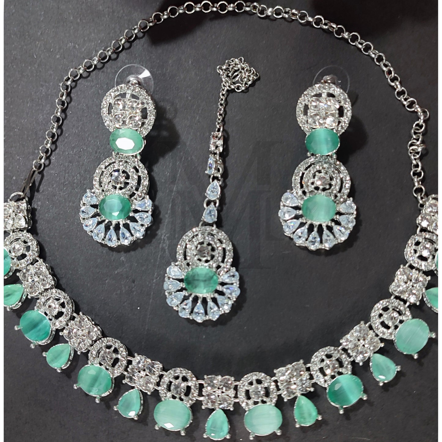 Elegant Green Necklace and Earrings Set