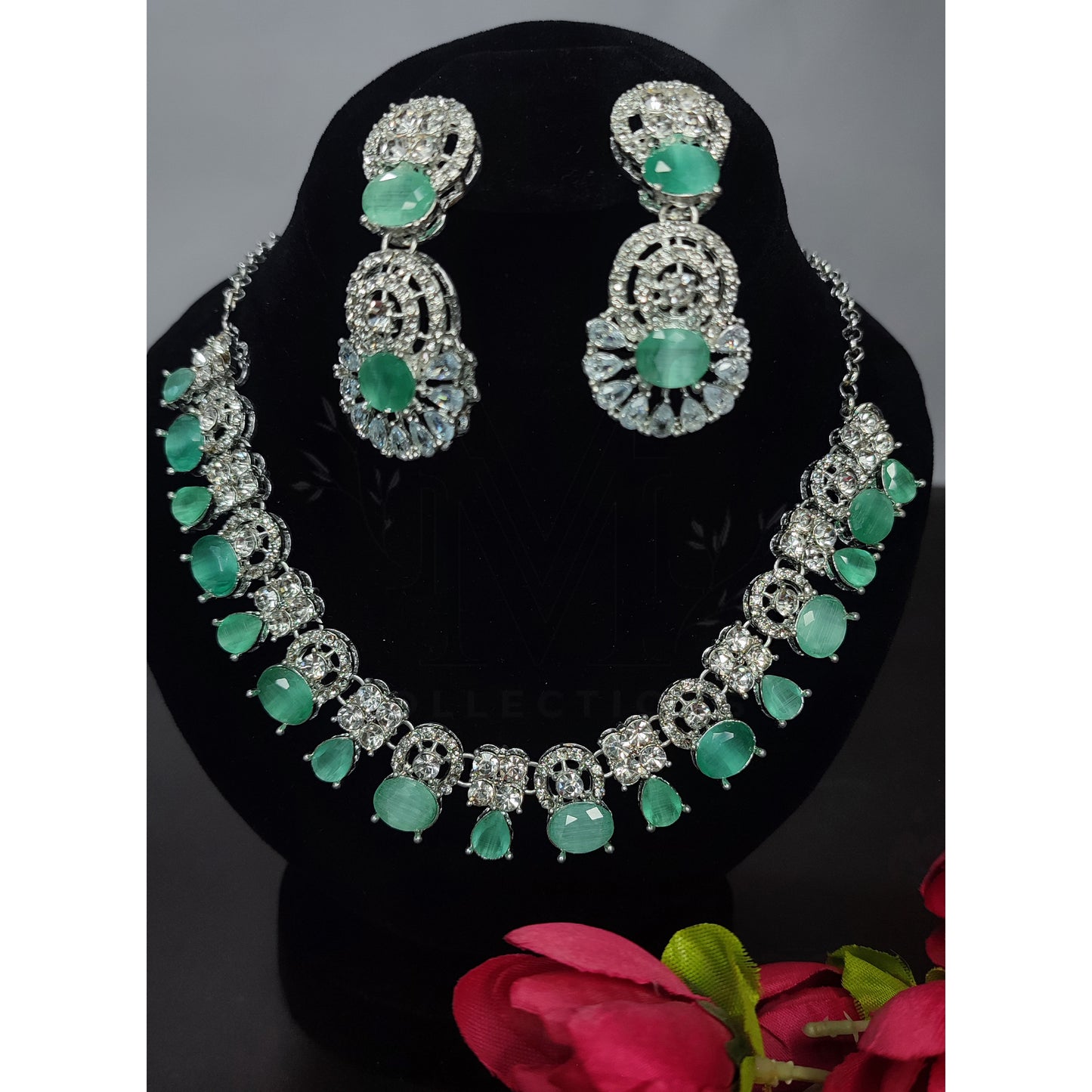 Elegant Green Necklace and Earrings Set