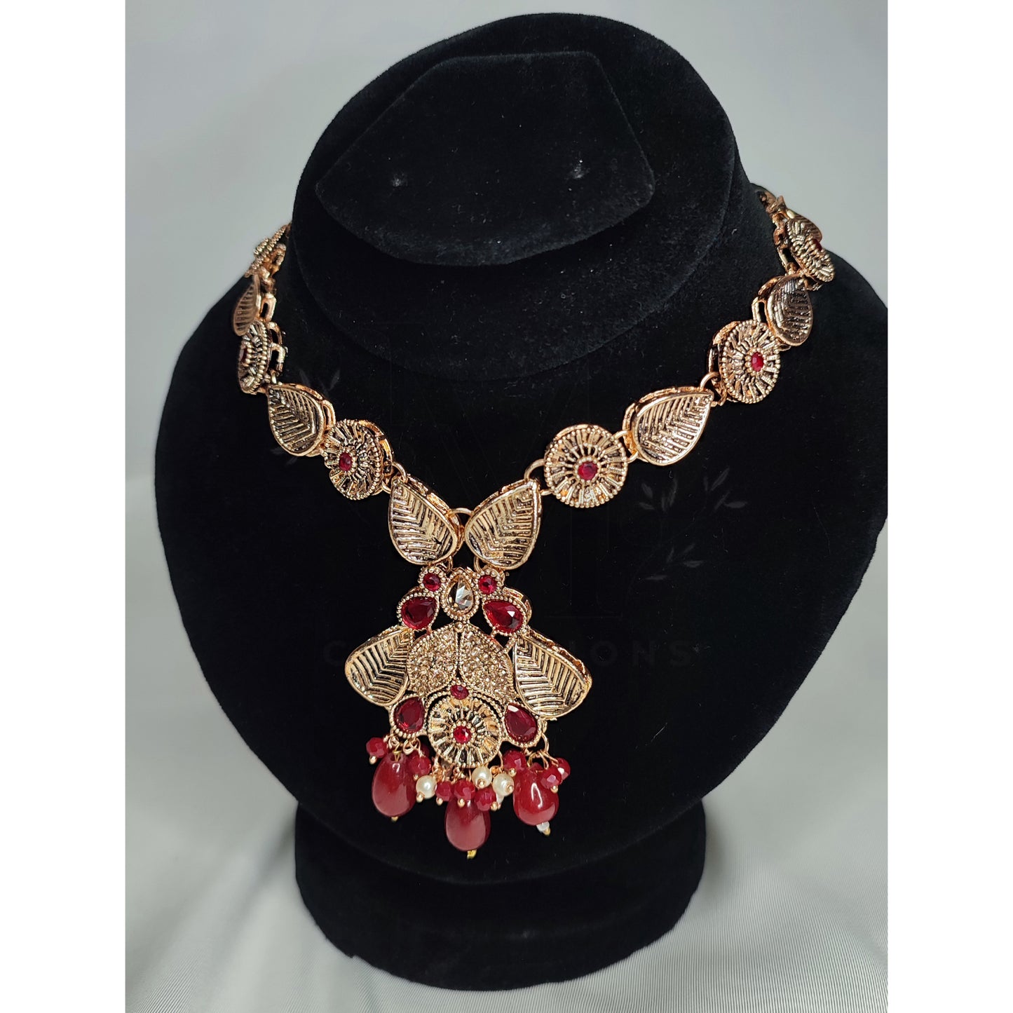 Exquisite Elegance: Red and Gold Necklace and Earrings Set