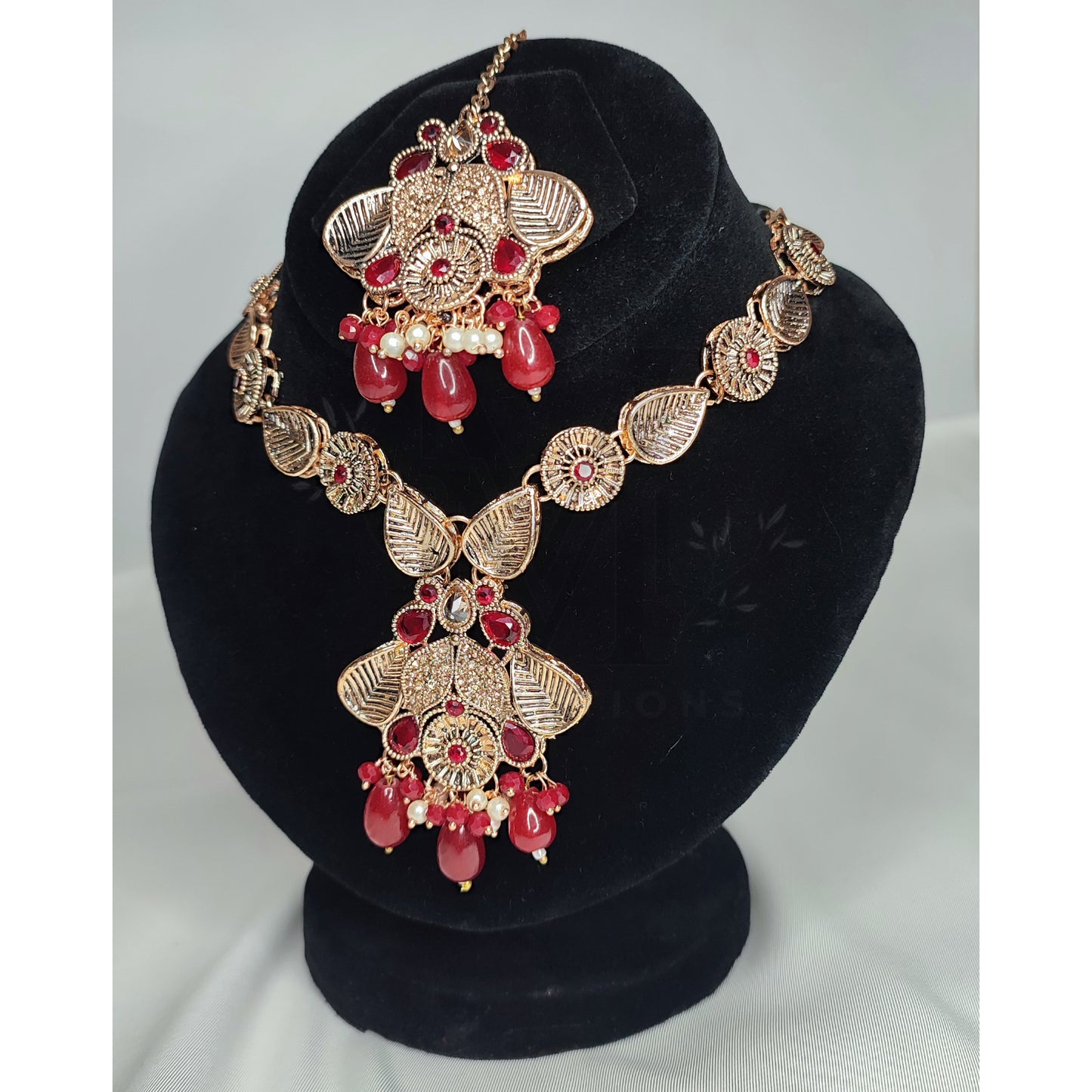 Exquisite Elegance: Red and Gold Necklace and Earrings Set